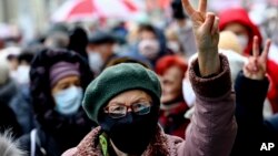 Беларустун баш калаасы Минскиде көчөгө чыккан пенсионерлер. 16-ноябрь, 2020-жыл. 