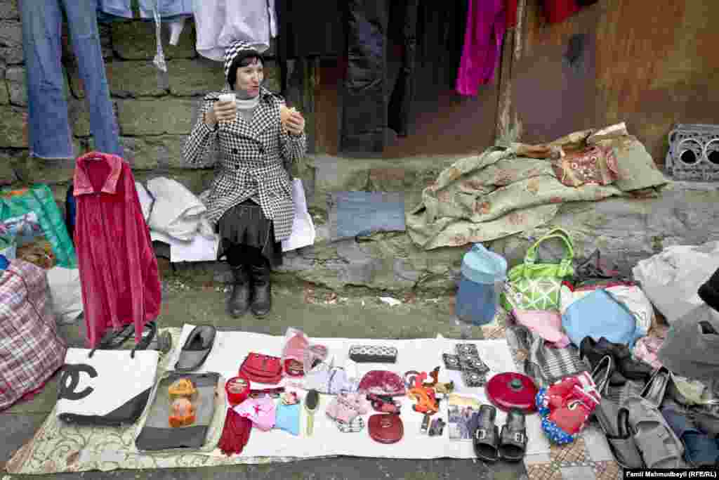 "Evdə çörəkarası bir şey hazırlayıb özümlə gətirirəm. Burada, elə iş başında yeməyimi yeyirəm. Düşünürəm ki, "stalovaya" gedincə, elə o pulu yerpuluna verərəm. Özümə 2-3 manat qazanc qalar".
