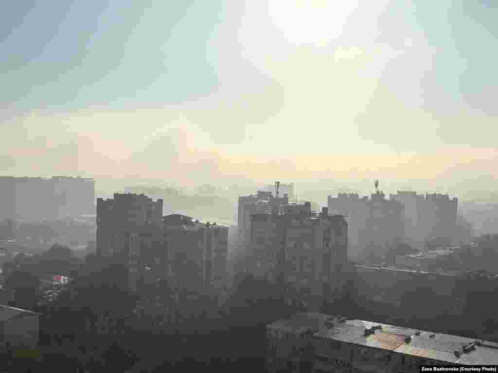 Според мерните станици на мрежата Air Care, највисоки се вредностите на загадувачките честички во Лисиче, 90 микрограми на кубен метар ПМ 10 и 45 микрограми ПМ 2,5, и во Гази Баба 77 ПМ 10 и 32 Пм 2,5. Повисоки вредности на загадување има и во Аеродром, Мичурин и Реонски Центар.