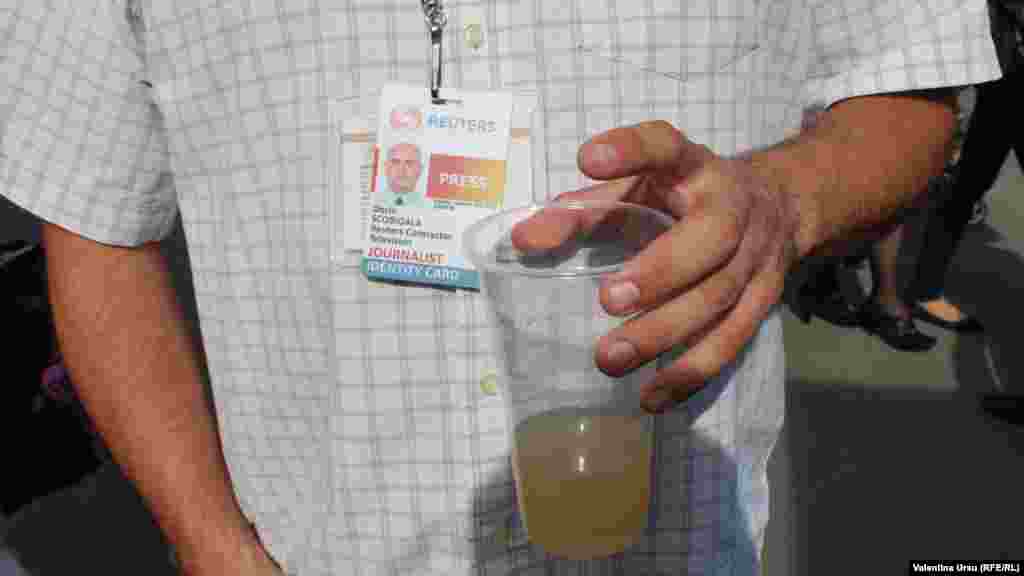 Ziariștii nu (se) lipsesc de un pahar