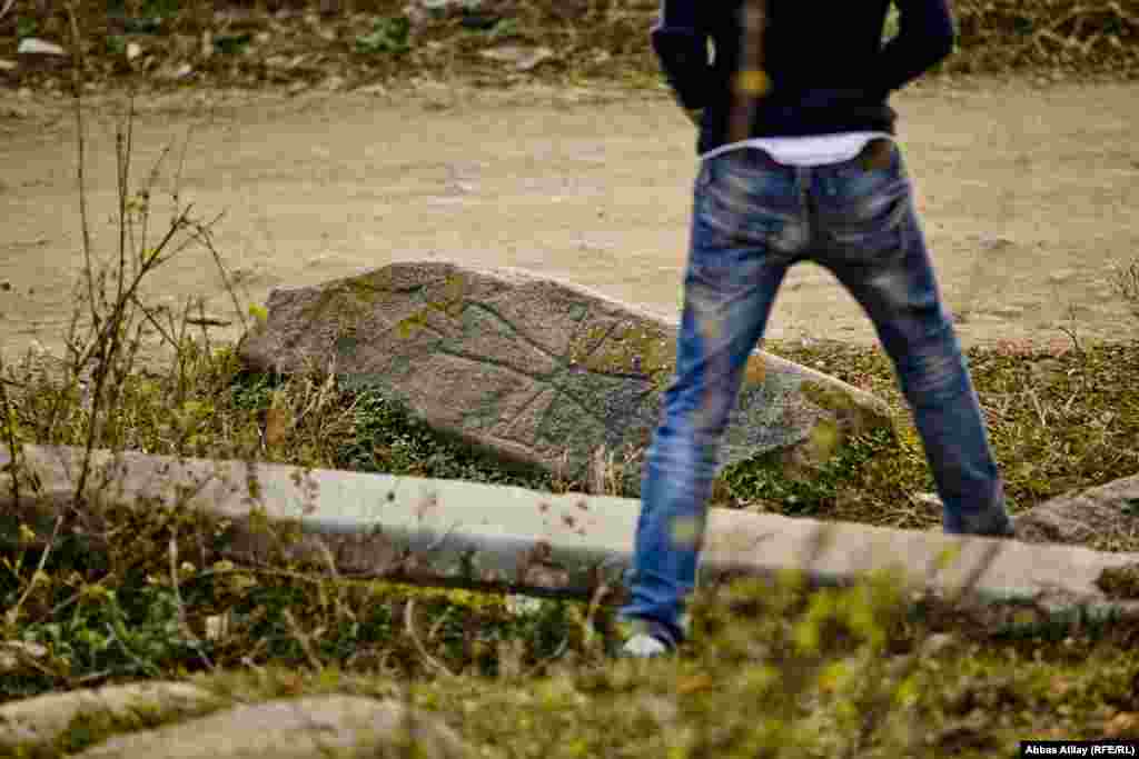 Kəndin ərazisində qədim Alban məzarlığı.