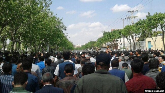 Farmers and citizens of Isfahan in a large demonstration protesting a lack of irrigation water on April 09, 2018.