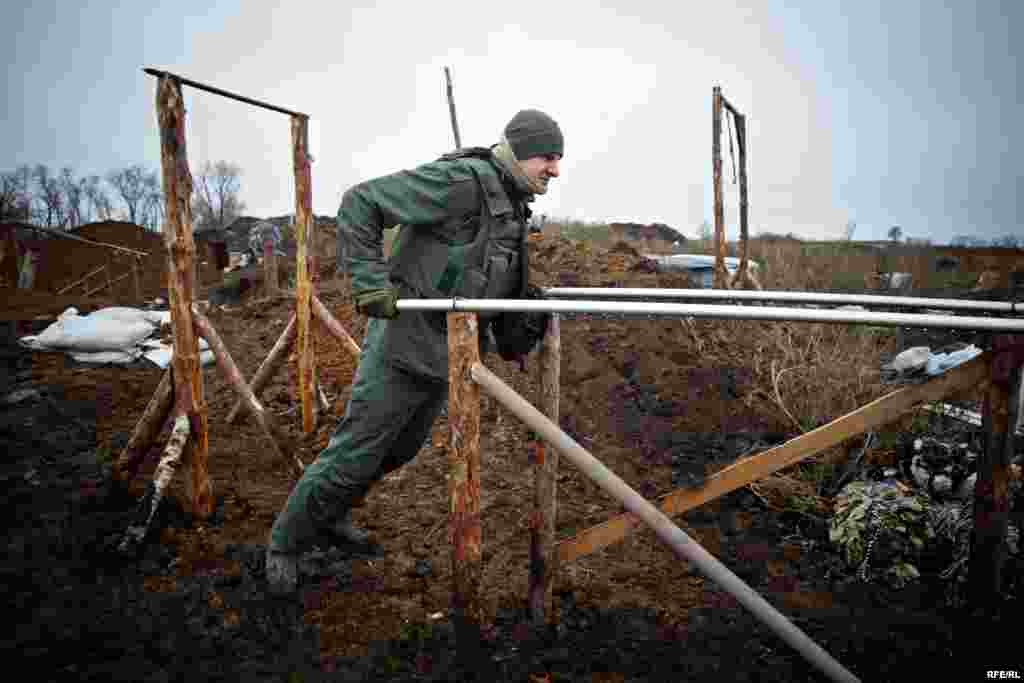 Чтобы поддерживать себя в хорошей физической форме, военные используют различные самодельные приспособления.