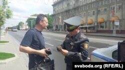 الیح هروزد زیلوویچ خبرنگار شعبه بلاروس رادیو اروپای آزاد/رادیو آزادی در حال صحبت با پولیس