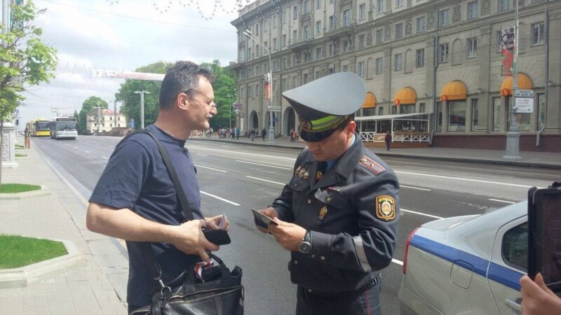 پولیس بلاروس بک خبرنگار رادیو اروپای آزاد/رادیو آزادی را دستگیر کرد