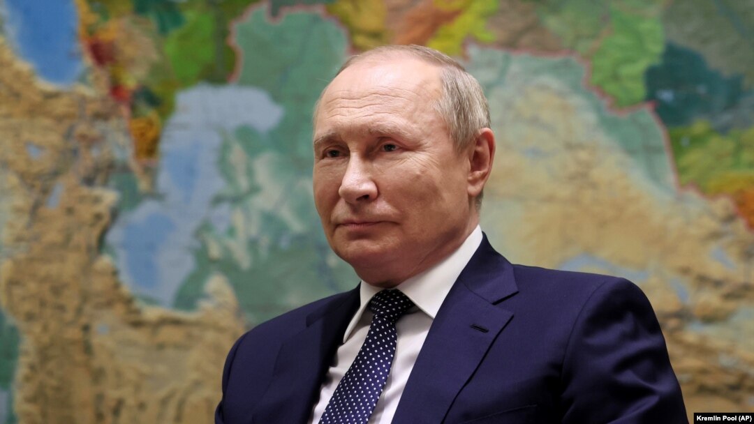 Atacurile ruse de la Dunăre, menite să blocheze transportul grânelor ucrainene pe acest fluviu, vor fi discutate azi în Consiliul NATO-Rusia. Foto: Vladimir Putin în fața unei hărți a lumii în timpul unui interviu acordat în 2022 , în Soci/ Marea Neagră, televiziunii Russia-1 TV.
