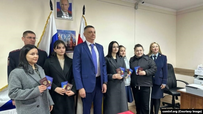 Первые паспорта были выданы 13 февраля