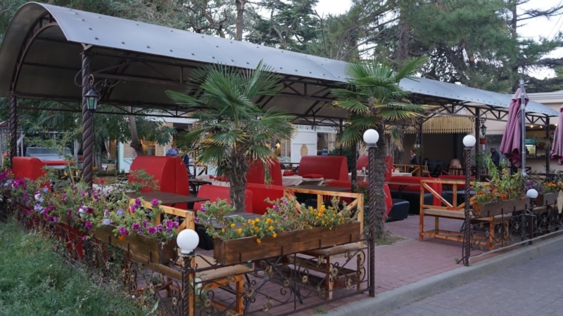Aksenov, Qırımda qave ve restoranlarnıñ yaz meydançıqları açılacaq, dep ilân etti