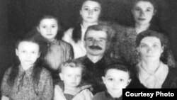 Первая фотография семьи Креницких. На первом плане — шестилетний Леонтин.