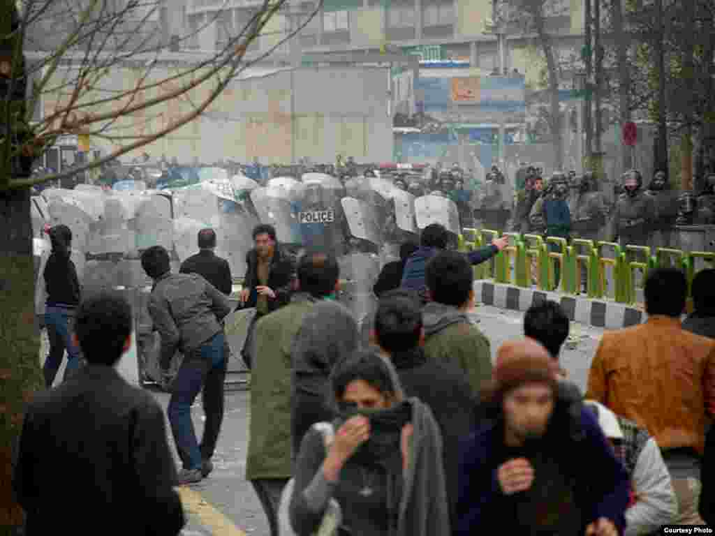 Iranian security forces and protesters square off. (photo by Sara)