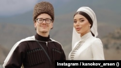 Альберт Каноков, сын сенатора от Кабардино-Балкарии Арсена Канокова, с женой. Фотография из инстаграм-аккаунта Арсена Канокова, опубликованная 13 сентября 2026 г.