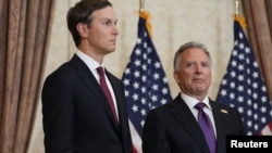 Спецпосланники президента США Стив Уиткофф (справа) и Джаред Кушнер