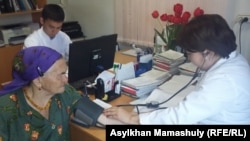 Пациентка и медики в сельской амбулатории в Алматинской области.