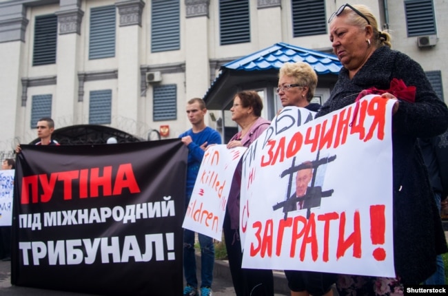 Акция протеста у российского посольства в Киеве