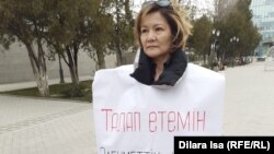 Пикет жасап тұрған шымкенттік жалғызбасты ана Ләззат Досманбетова. Шымкент, 9 ақпан 2020 жыл.