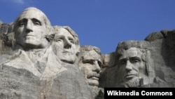 یادبود ملی کوه راش‌مُر؛ از راست به چپ: آبراهام لینکلن، تئودور روزولت، توماس جفرسون و جرج واشینگتن.