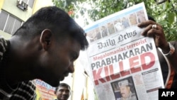 یک شهروند سریلانکایی خبر کشته شدن رهبر ببرهای تامیل را می‌خواند.