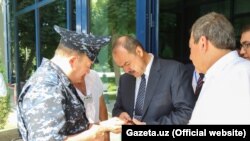 Бош вазир Абдулла Арипов тест синовлари жараёни билан танишиш учун Тошкент Давлат Юридик университетига борган эди. 2017 йил.