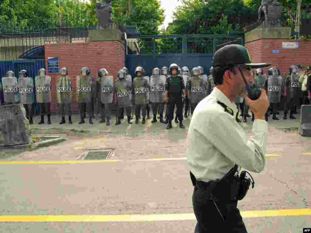 Иранская полиция и проправительственная военизированная группировка "Басидж" не допускают в Тегеране новых оппозиционных демонстраций