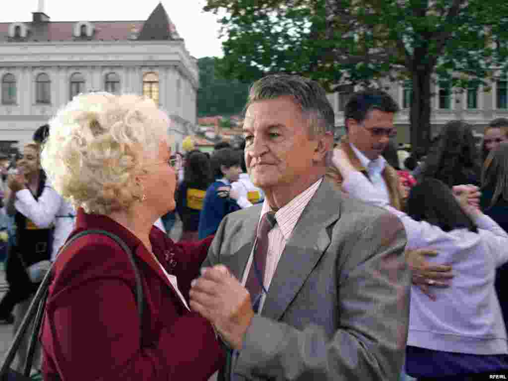 1510 parova u Tuzli je zaplesalo Bečki valcer i Tuzlaci su zajedno s ostalim građanima BiH oborili Guinnessov rekord u valceru. Foto: Maja Nikolić