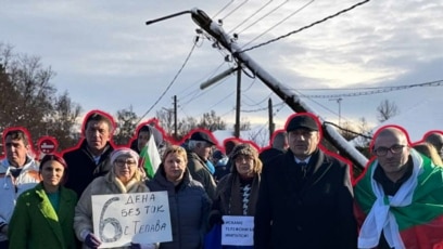 Беше точно Коледа и после точно Нова година а хиляди