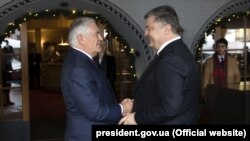 Президент України Петро Порошенко (праворуч) і державний секретар США Рекс Тіллерсон. Давос, 26 січня 2018 року 