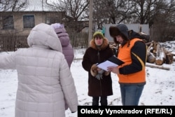 Представители Норвежского совета по делам беженцев развозят материалы для утепления