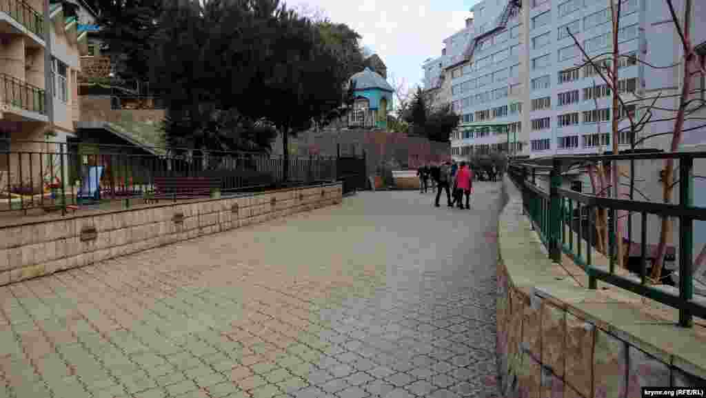 За декілька десятків метрів від моря побудований величезний житловий комплекс. Роботи в ньому ще ведуться