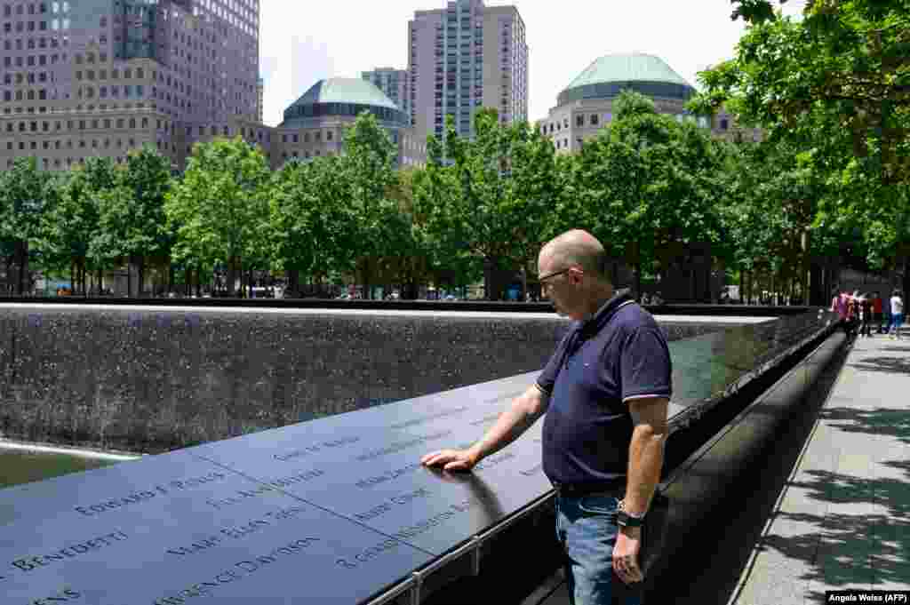 Joseph Dittmar, i mbijetuar i sulmeve të 11 shtatorit të vitit 2001, në Qendrën Botërore të Tregtisë, qëndron para një vendi përkujtimor, pikërisht ku dikur ndodhej kulla jugore, në katin e 105-të të së cilës ai punonte asokohe. (Nju-Jork, 9 qershor 2021)