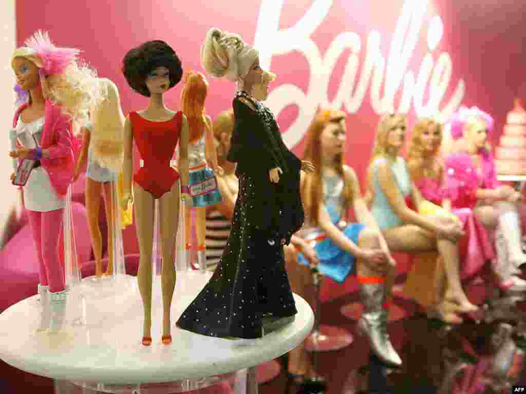 SAD - Sretan 50-ti rodjendan! - Njeno ime je Barbara `Barbie` Millicent Roberts. Svoju promociju imala je 9.3.1959. Kreirala ju je Ruth Handler i postigle su svjetsku slavu. Barbi ima preko 40 kućnih ljubimaca, veliki broj automobila, ima pilotsku licencu,svoje avione,iskusni je astronaut, liječnica...Romansa sa Kenom,prekinuta je 2004., no nisu mogli jedno bez drugog i ponovo su skupa...Barbi je i dalje omiljena lutka djevojčica širom svijeta.