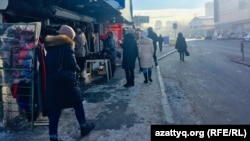 Уличная торговля в районе рынка «Астаналык». Нур-Султан, 19 января 2021 года.