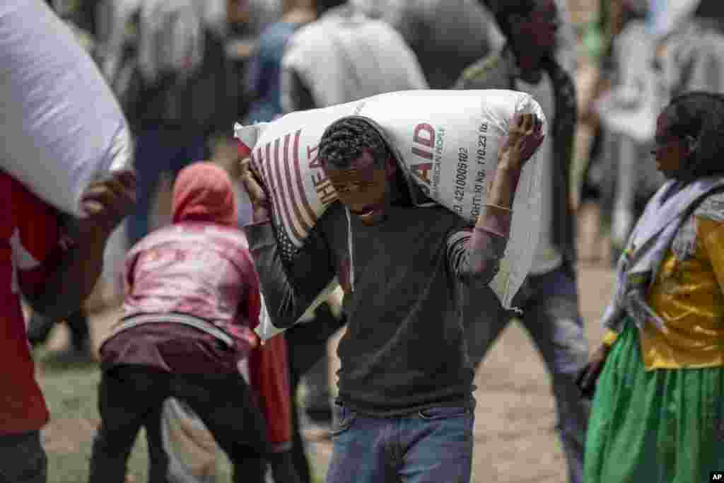 Un bărbat duce un sac cu grâne pentru a fi distribuit oamenilor din satul Agula din Tigray. (8 mai 2021)