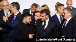 Переговори у Парижі. Підготовка до спільного фото. На передньому плані – президент України Зеленський, президент Франції Макрон і прем'єр-міністр Великої Британії Стармер. Франція, 6 січня 2026 року