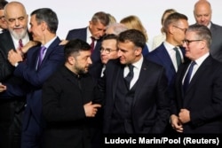 Президент України Володимир Зеленський, президент Франції Емманюель Макрон та прем'єр Великої Британії Кір Стармер на полях саміту «Коаліції охочих» у Єлисейському палаці в Парижі, Франція, 6 січня 2026 року