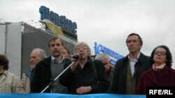 Людмила Алексеева на митинге в защиту конституционных прав.