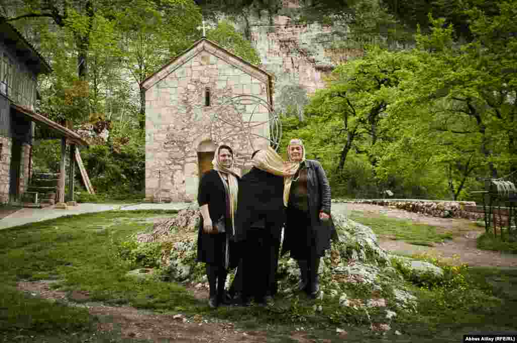 Monastrda ibadətə gəlmiş ziyarətçilər.