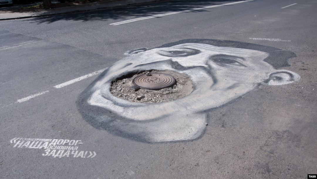 A pothole caricature of Sverdlovsk Governor Yevgeny Kuivashev