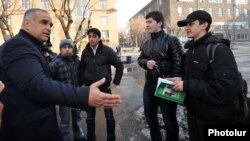 Armenia - Opposition presidential candidate Raffi Hovannisian talks to university students in Yerevan, 24Jan2013.