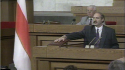 Как Лукашенко борется с флагом, под которым принес присягу президента