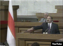 Аляксандар Лукашэнка прыносіць прысягу на Канстытуцыі з Пагоняй пад бел-чырвона-белым сьцягам, 20 ліпеня 1994 г.