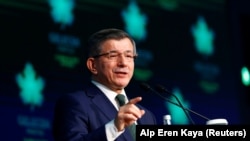 Ахмет Давутоглунун партиясы "Келечек" деп аталат.