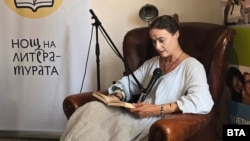 Актрисата Йоана Буковска чете откъс от книга в рамките на 14-ото издание на „Нощ на литературата“, което протече в сряда вечерта в София.