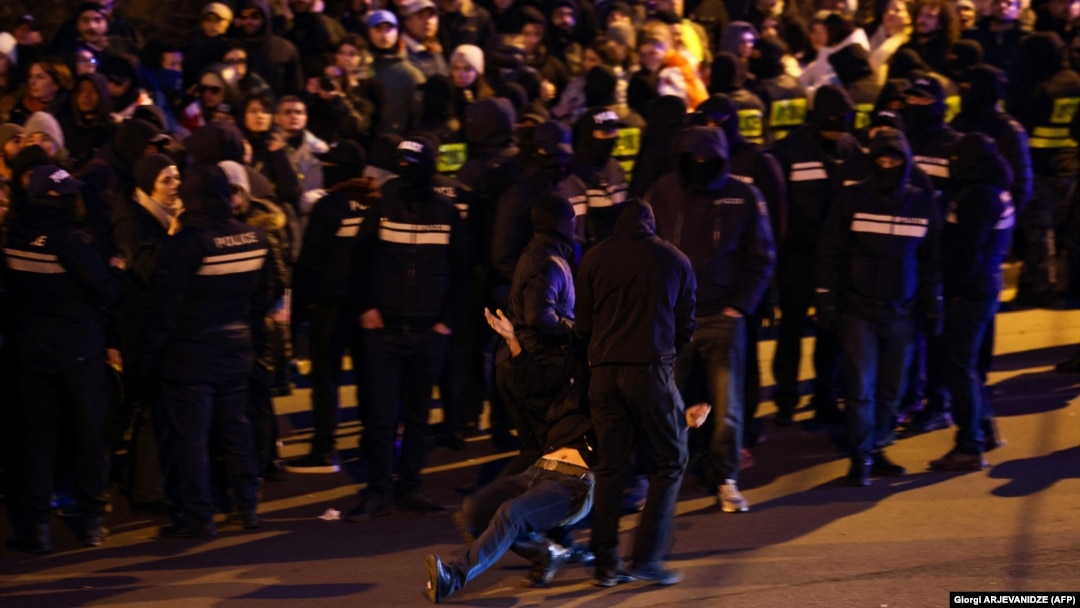 Gruzijska policija privodi učesnika demonstracija na kojima je pokušana blokada autoputa na ulasku u Tbilisi, 2. februar 2025.