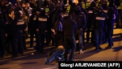 პოლიცია კვლავ აკავებს საპროტესტო მსვლელობის მონაწილეებს.