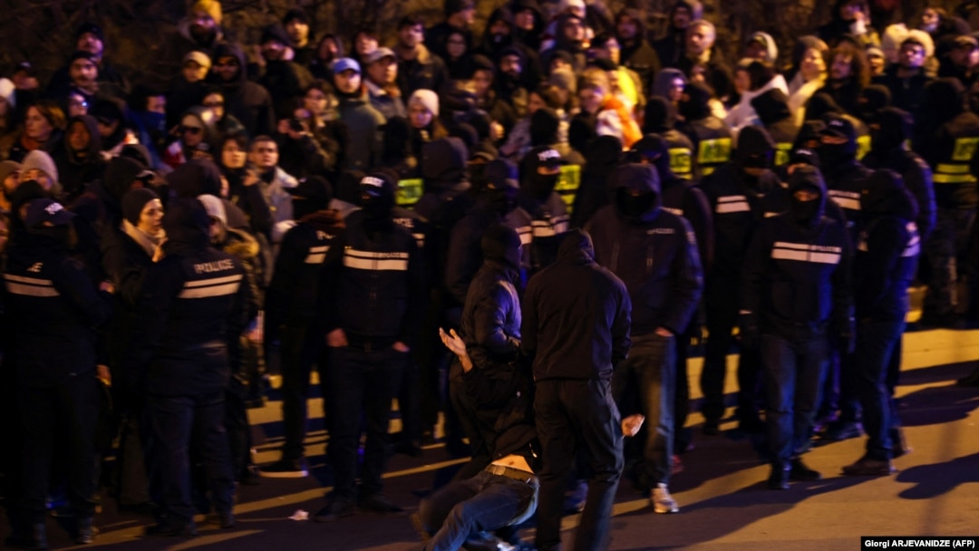 Polițiștii din Tbilisi au arestat mai mulți protestatari pe 2 februarie.