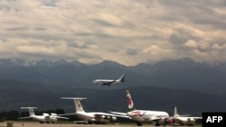Самолет «Эйр Астана» заходит на посадку в алматинском аэропорту.