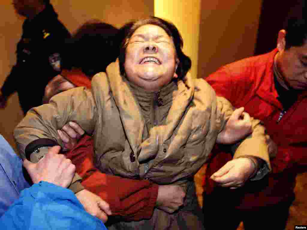 Родственница пассажира пропавшего лайнера. Пекин, 24 марта