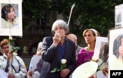 La o demonstrație la Paris de condamnare a asasinării militantei pentru drepturile omului Natalia Estemirova în 2009