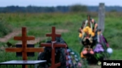 Кладбище в Псковской области со свежими могилами