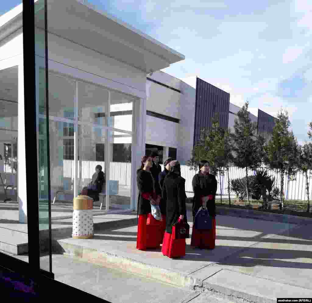 Awtobus duralgasyndaky türkmen talyplary.